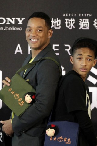 Wie der Vater, so der Sohn? Will Smith startete seine Karriere als Hip-Hop-Sänger, bevor er zum Film kam. Sein Sohn Jaden macht im zarten Alter von 15 Jahren bereits beides.