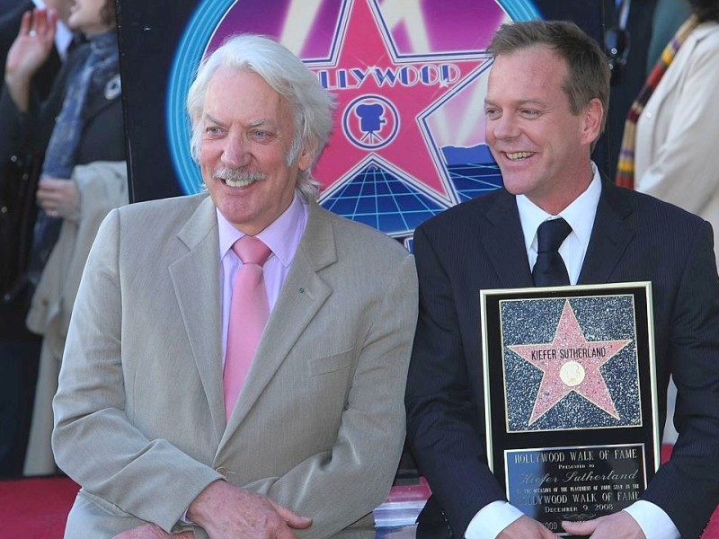 Während Sohn Kiefer Sutherland seinen Stern auf dem Walk of Fame feiert, ist Vater Donald ganz entspannt. Er erhielt ihn bereits vor einigen Jahren.