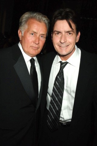 Schauspieler Martin Sheen und sein Sohn Charlie, der mit einer Gage von bis zu 1,25 Millionen Dollar pro Folge einer Sitcom der bestbezahlteste Serienschauspieler der Welt ist.