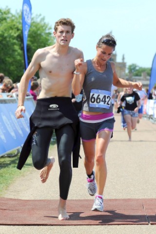 ... hat Pippa am Wochenende beim Blenheim Triathlon im englischen Woodstock unter Beweis gestellt. (Der junge Mann wollte  offensichtlich unbedingt mit auf's Bild) Nach dem Lauf ....