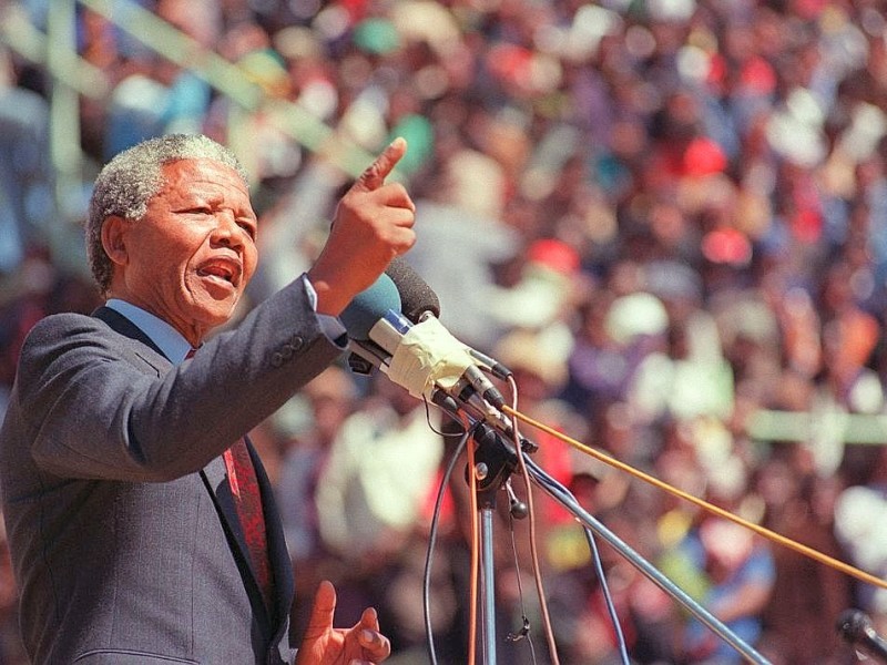 Mandela war der prominenteste Kämpfer gegen das Apartheid-Regime - das den schwarzen Südafrikanern grundlegende Rechte vorenthielt. Auch international wurde Mandela für seinen Kampf gegen den Rassismus verehrt ...