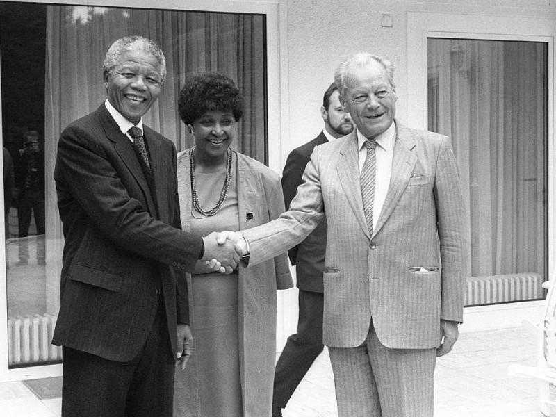 ... 1990 trafen er und seine Frau Winnie (von der er sich später trennte) Willy Brandt in Bonn. Ein weiteres Treffen mit...