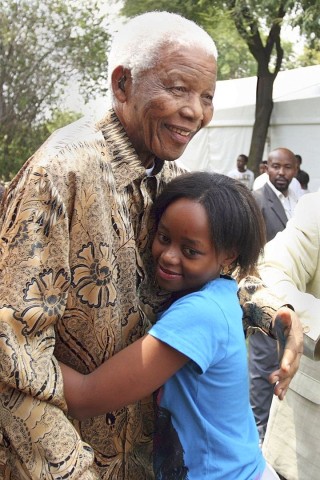 Der ehemalige Präsident mit seiner Urenkelin Zenani in Soweto in 2008. 2010 starb die damals 13-jährige bei einem tragischen Autounfall.