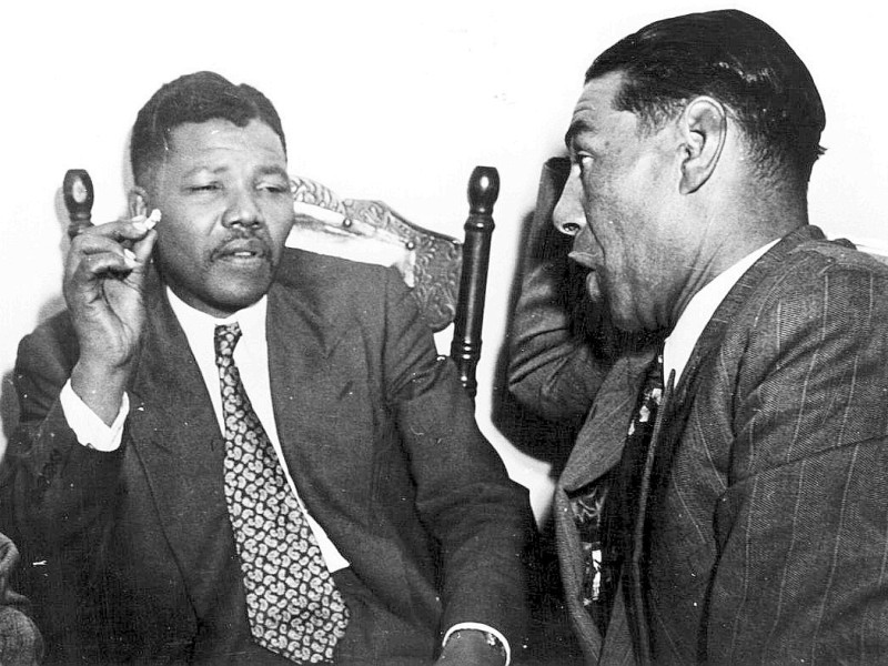 Dieses Foto entstand 1964 als Nelson Mandela, zu der Zeit Präsident des Afrikanischen Nationalen Kongresses (ANC), mit einem Lehrer aus Kapstadt diskutiert.