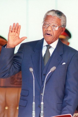 Nelson Mandela wurde 1994 zum südafrikanischen Präsidenten gewählt und sprach am 10. Mai seinen Eid in Pretoria, der südafrikanischen Hauptstadt, aus.