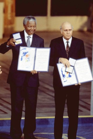 1993 erhält Mandela zusammen mit Frederik Willem De Klerk, der als  Präsident Südafrikas Mandelas Entlassung veranlasst hatte, den Nobelpreis in Oslo...