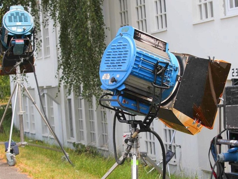 Zwei Scheinwerfer sorgen für Tageslicht in den Keller-Büros.