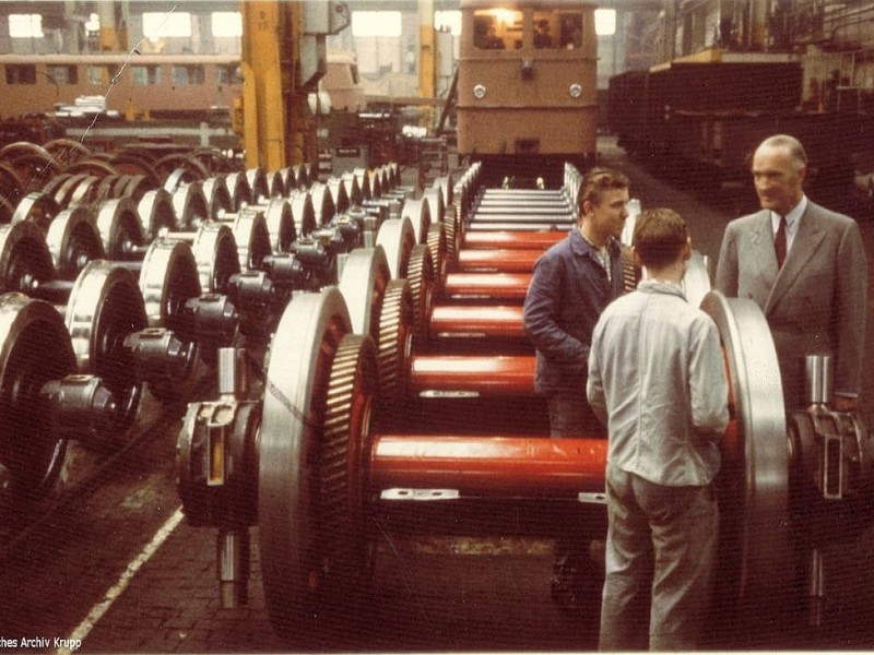 Alfried Krupp von Bohlen und Halbach in den 1960er Jahren mit Lehrlingen in der Radsatzwerkstatt in Essen.