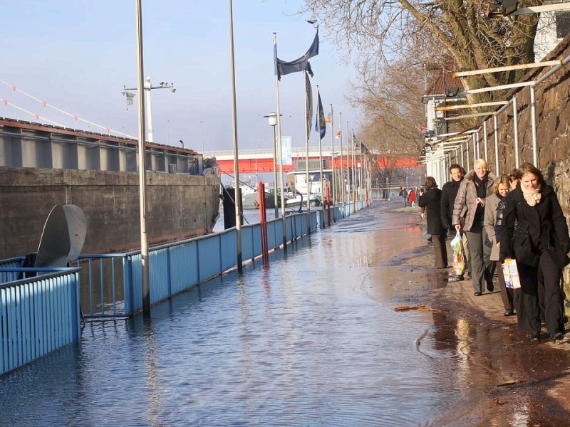 Der Rhein machte es den Ruhrortern in der Vergangenheit allerdings nicht immer leicht, wie im Januar 2011, als das Wasser auf 9,70 Meter stieg und über die Ufer trat. Foto: kerstin Bögeholz / WAZ FotoPool