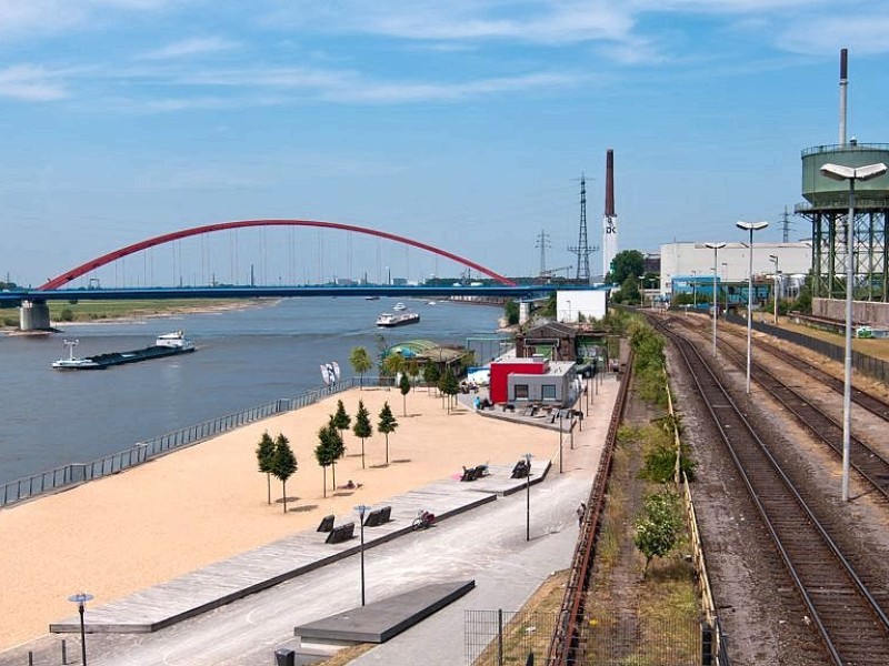 Mehr als 150 Jahre wurde der Rhein-Abschnitt in Hochfeld industriell genutzt, im Jahr 2009 eröffnete die Stadt den Rheinpark. Er ist 60 Hektar groß. Foto: Christoph Wojtyczka / WAZ FotoPool