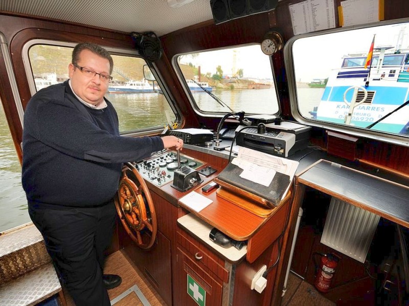 Hafenmeister Wolfgang Quernhorst passt auf, dass im Hafen alles seine Richtigkeit hat. Abwechselnd ist er mit dem Auto unterwegs - oder mit dem Boot. Foto: Stephan Eickershoff / WAZ FotoPool