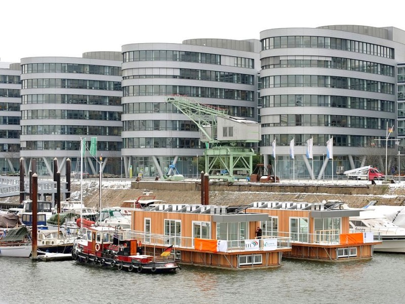 90 Prozent der Büros haben einen unverstellten Blick aufs Wasser. Die Büroangestellten blicken dann beispielsweise auf die Floating Homes der THS Wohnen. Die Idee war, mehr Wohnraum auf und am Wasser in Duisburg zu schaffen.