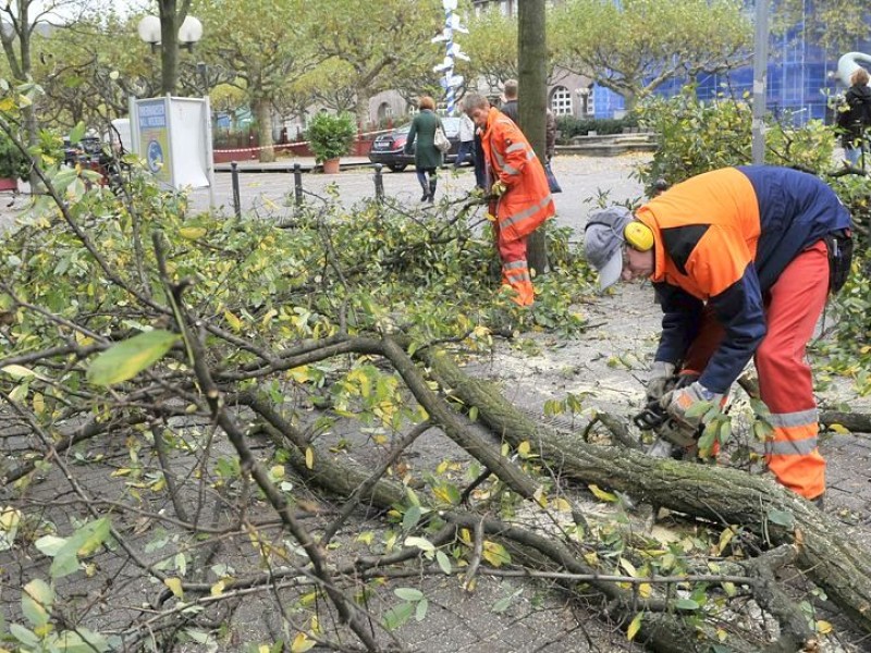 In Oberhausen wird nach dem Sturm auf dem Friedensplatz aufgeräumt.