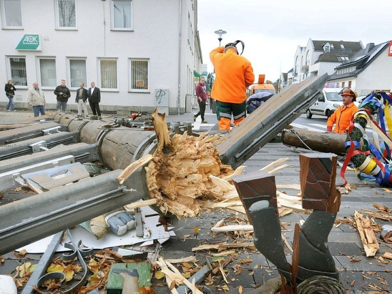 Orkantief Christian wütete auch in Meschede: Hier ist der Maibaum umgestürzt.