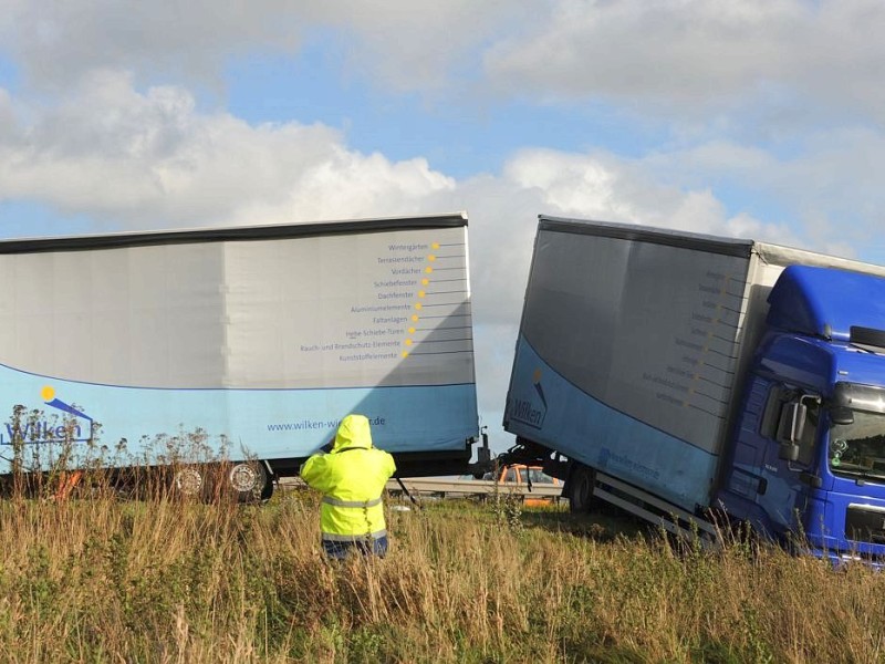 Ein LKW mit seinem umgekippten Anhänger liegt auf der A28 zwischen Leer und Filsum in Niedersachsen. Nachdem der Hänger aufgerichtet wurde, kippte er mit der nächsten Böe wieder auf die Straße...