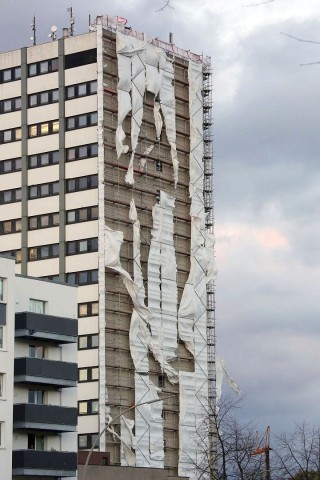 In Fetzen hängen Planen an diesem Hochhaus in Hamburg.