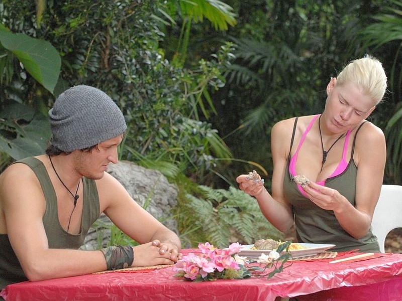 ... müssen sich die beiden Kandidaten kulinarische Ekelhaftigkeiten am Dschungel-Buffet aussuchen und versuchen, sie gemeinsam in insgesamt zwei Minuten zu verspeisen. Melanie...