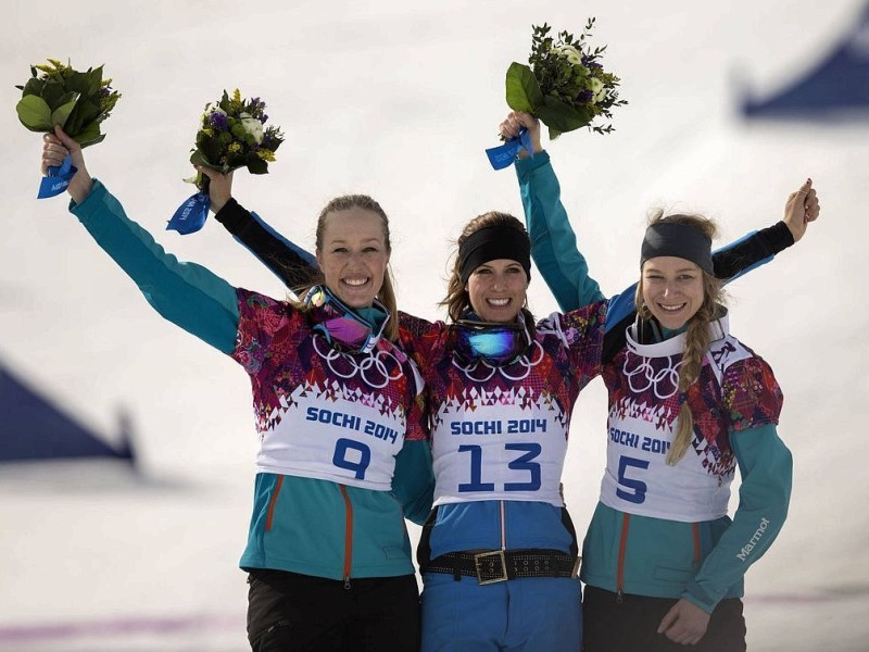 Am Ende konnten die Deutschen Snowboard-Ladies reichlich feiern - zusammen und mit der Siegerin Julia Dumjovits aus Österreich.