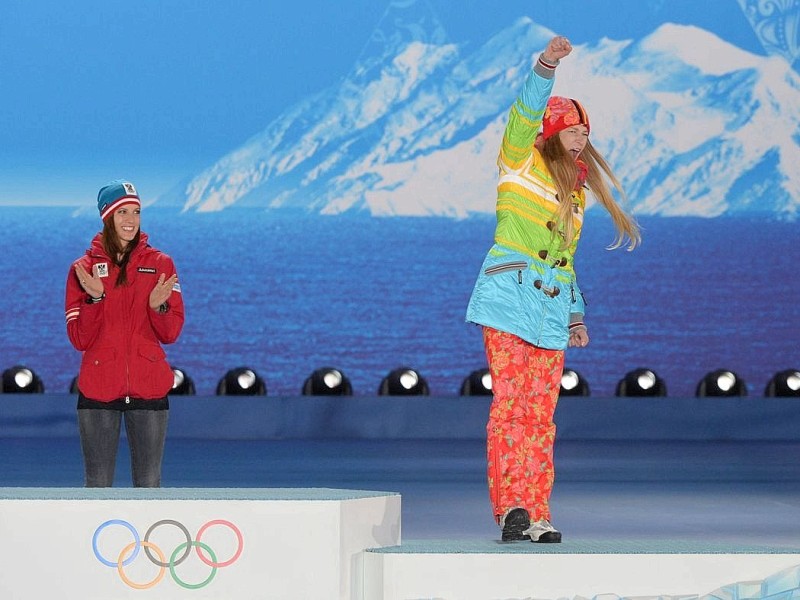 Am Ende konnten die Deutschen Snowboard-Ladies reichlich feiern - zusammen und mit der Siegerin Julia Dumjovits aus Österreich.