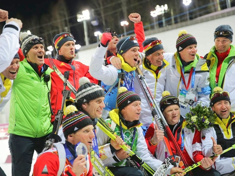 Die Biathleten steckten die harsche Kritik der letzten Tage und den Schock des deutschen Doping-Falls bravurös weg - In der Staffel mussten Erik Lesser, Daniel Böhm, Arnd Peiffer und Simon Schempp nur den Russen hinterher sehen - Silber!