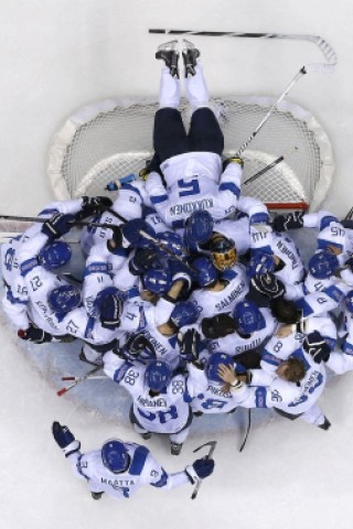 Finnland sichert sich im Eishockey die Bronzemedaille. Obwohl die USA das erste Drittel im Spiel um Platz drei klar dominierten, feierten die Finnen am Ende ein klares 5:0.