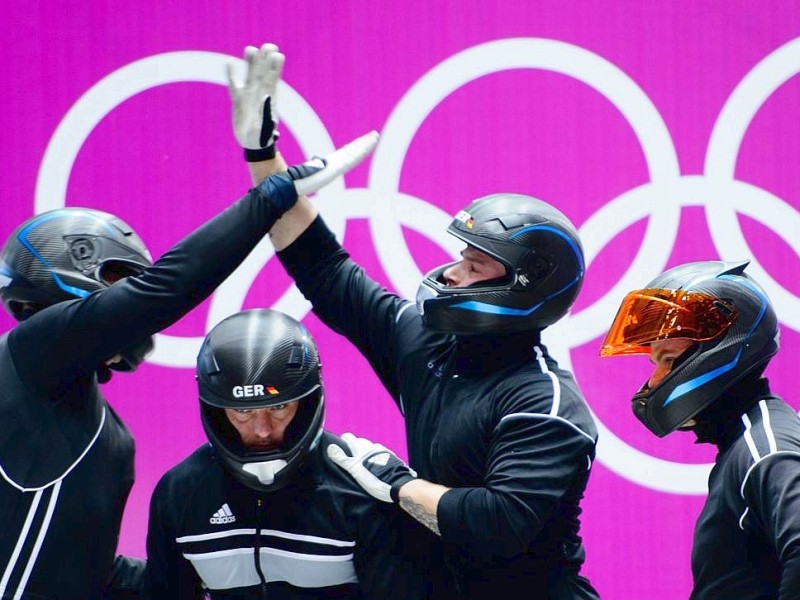 Zum Abschluss gingen die Viererbobs in die Röhre - Das beste deutsche Team saß im Schlitten von Pilot Maximilian Arndt - Platz drei nach den ersten zwei Läufen. Nicht überragend, aber viel besser als das, was bisher von den Bob-Piloten in Sotschi zu sehen war.