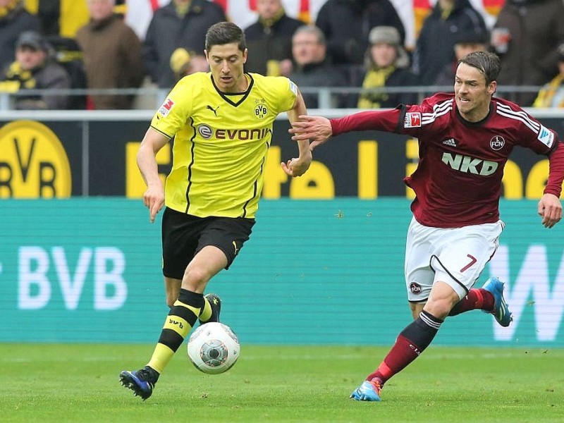 Borussia Dortmund ist auch in der Fußball-Bundesliga zurück auf Erfolgskurs. Eine Woche nach der ernüchternden Schlappe beim Hamburger SV (0:3) setzte sich die Mannschaft von Trainer Jürgen Klopp mit 3:0 (0:0) gegen den 1. FC Nürnberg durch. Wie schon beim famosen Champions-League-Auftritt vier Tage zuvor in St. Petersburg (4:2) präsentierte sich der BVB am Samstag von seiner besseren Seite und rückte auf Rang zwei vor. Vor 80 645 Zuschauern im ausverkauften Signal Iduna Park sorgten der nach dreiwöchiger Verletzungspause ins Team zurückgekehrte Mats Hummels (51. Minute), Robert Lewandowski (67.) und Henrich Mchitarjan (83.) für den verdienten Sieg.