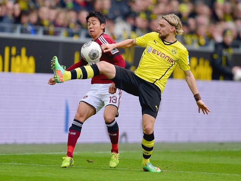 Borussia Dortmund ist auch in der Fußball-Bundesliga zurück auf Erfolgskurs. Eine Woche nach der ernüchternden Schlappe beim Hamburger SV (0:3) setzte sich die Mannschaft von Trainer Jürgen Klopp mit 3:0 (0:0) gegen den 1. FC Nürnberg durch. Wie schon beim famosen Champions-League-Auftritt vier Tage zuvor in St. Petersburg (4:2) präsentierte sich der BVB am Samstag von seiner besseren Seite und rückte auf Rang zwei vor. Vor 80 645 Zuschauern im ausverkauften Signal Iduna Park sorgten der nach dreiwöchiger Verletzungspause ins Team zurückgekehrte Mats Hummels (51. Minute), Robert Lewandowski (67.) und Henrich Mchitarjan (83.) für den verdienten Sieg.