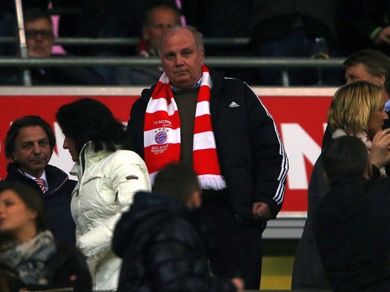 Vom Gericht auf die Tribüne: Uli Hoeneß besuchte das Champions-League-Spiel zwischen dem FC Bayern München und dem FC Arsenal.