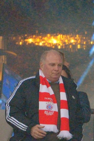 Vom Gericht auf die Tribüne: Uli Hoeneß besuchte das Champions-League-Spiel zwischen dem FC Bayern München und dem FC Arsenal.