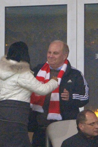 Vom Gericht auf die Tribüne: Uli Hoeneß besuchte das Champions-League-Spiel zwischen dem FC Bayern München und dem FC Arsenal.