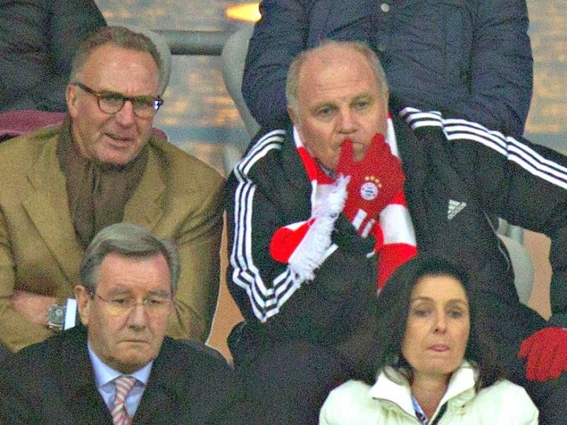 Vom Gericht auf die Tribüne: Uli Hoeneß besuchte das Champions-League-Spiel zwischen dem FC Bayern München und dem FC Arsenal.