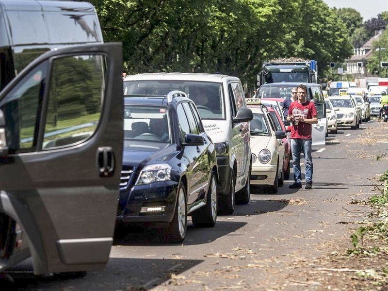 Düsseldorf wurde in der Nacht zum Dienstag von einer Unwetter-Katastrophe heimgesucht. Die traurige Bilanz: drei Tote, zehn Verletzte und Schäden in Höhe von zig Millionen Euro.