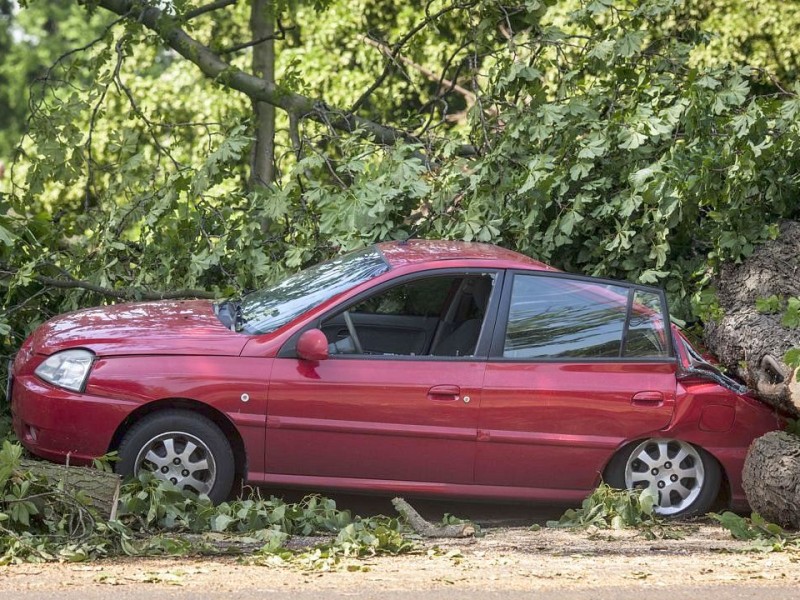 Düsseldorf wurde in der Nacht zum Dienstag von einer Unwetter-Katastrophe heimgesucht. Die traurige Bilanz: drei Tote, zehn Verletzte und Schäden in Höhe von zig Millionen Euro.