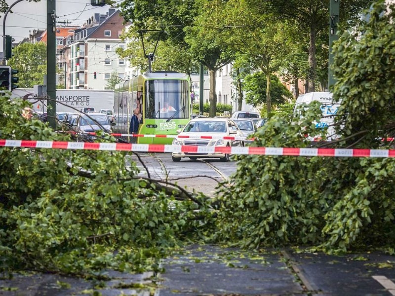 Düsseldorf wurde in der Nacht zum Dienstag von einer Unwetter-Katastrophe heimgesucht. Die traurige Bilanz: drei Tote, zehn Verletzte und Schäden in Höhe von zig Millionen Euro.