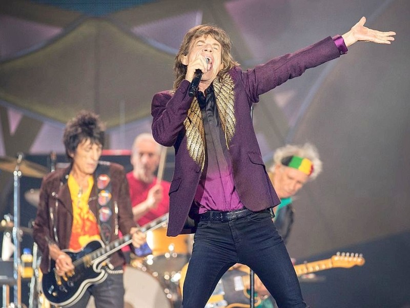 Die legendäre britische Band The Rolling Stones rockte die Arena in Düsseldorf. Im Vordergrund: Sänger Mick Jagger, im Hintergrund v.l. Ron Wood, Charlie Watts und Keith Richards