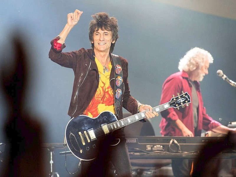 Die legendäre britische Band The Rolling Stones rockte die Arena in Düsseldorf. Im Vordergrund: Gitarrist Ron Wood