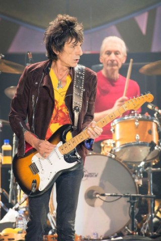 Die legendäre britische Band The Rolling Stones rockte die Arena in Düsseldorf. Im Vordergrund: Gitarrist Ron Wood; im Hintergrund Schlagzeiger Charlie Watts