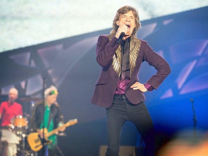 Die legendäre britische Band The Rolling Stones rockte die Arena in Düsseldorf. Im Bild: Sänger Mick Jagger, im Hintergrund: Schlagzeiger Charlie Watts und Gitarrist Keith RichardsF