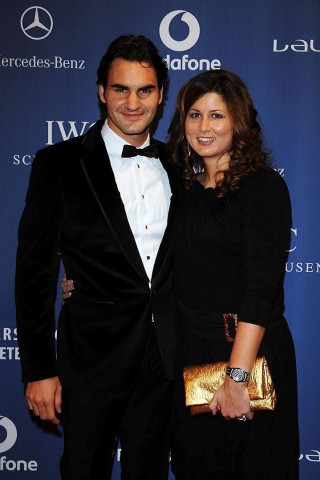 ... kommt aus der Schweiz: Roger Federer und Mirka Vavrinec haben sich bei den Olympischen Spielen in Sydney kennengelernt. Seit 2009 sind sie Eltern von Zwillingstöchtern, seit 2014 auch von Zwillingssöhnen.