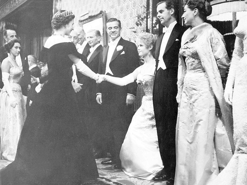 Zwei, die wohl kaum unterschiedlicher sein könnten: 1956 traf Brigitte Bardot Elisabeth II während einer königlichen Filmvorführung.