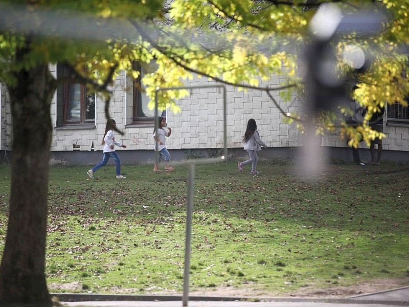 Kinder spielen in der Flüchtlingsunterkunft bei Burbach.