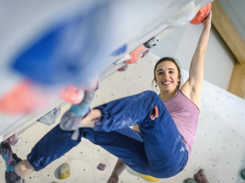 In München sicherte sich Juliane Wurm 2014 den Weltmeister-Titel im Bouldern. Beim Klettern ohen Seile und in geringerer Höhe löste sie die Route als schnellste. Neben dem Sport studiert sie in Witten.