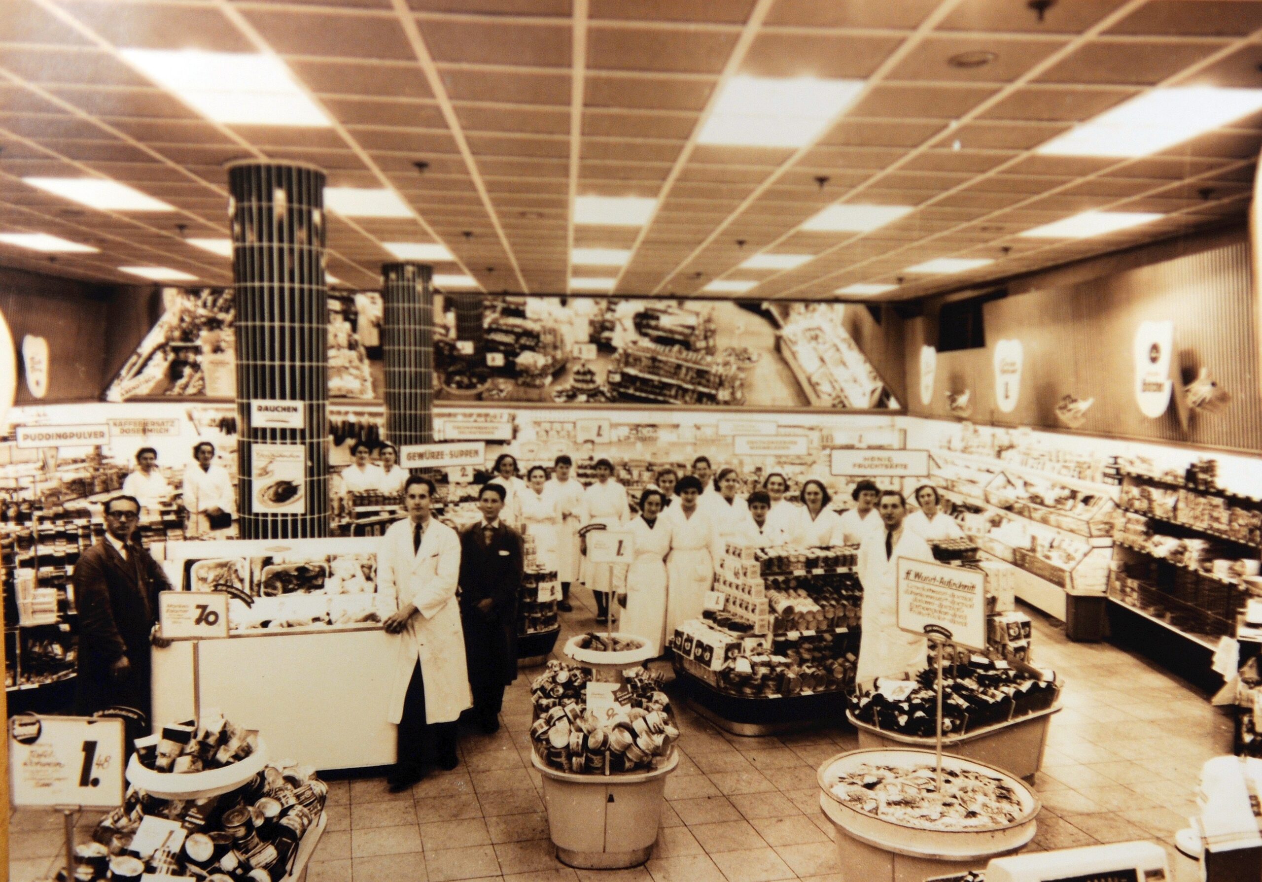 Die Lebensmittelabteilung im Jahr 1956.