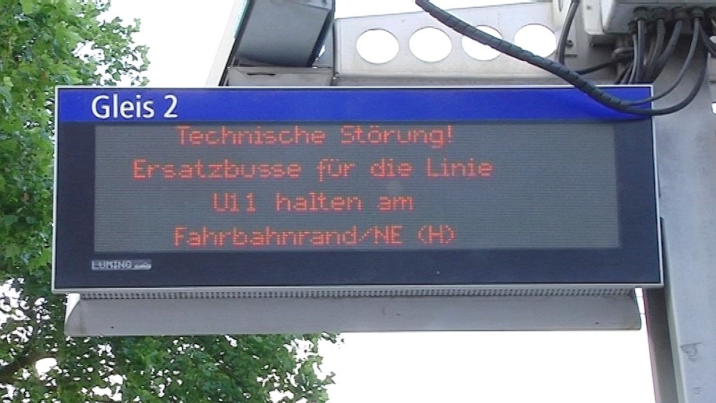 Die Folgen der Hitze in Essen: Bitumen im Straßenbahngleisbett hat sich verflüssig und wurde von den Fahrzeuge verteilt.