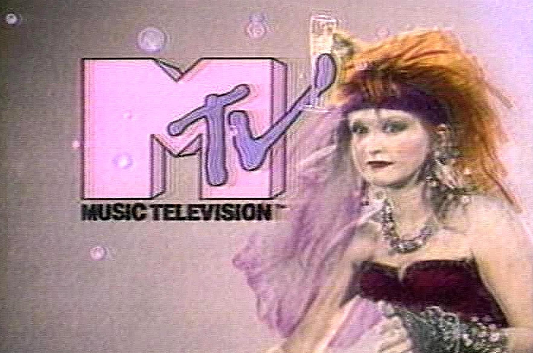 ... am Kopf hat diese junge Dame. Hier korrespondieren schlechte Bildqualität und schlechte Frisur aufs trefflichste. Cyndi Lauper machte sich stark für die MTV-Werbekampagne I want my MTV. Auch...