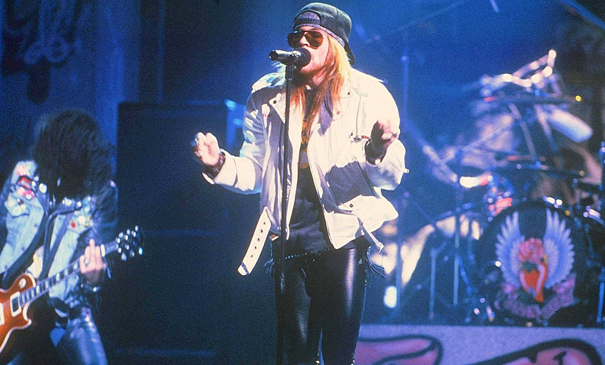 ... einer Randerscheinung geworden. 1988 konnte davon allerdings noch keine Rede sein. Da trat Axl Rose, Sänger und Frontmann von Guns N'Roses, bei den MTV Video Music Awards auf. Der Preis...