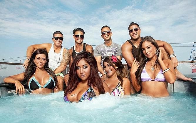 ... Jersey Shore eine Reality-Show neueren Datums. Die erste Staffel wurde 2009 gesendet. Worum es geht? Die MTV-Crew begleitet Italo-Amerikaner in den Sommerurlaub. Außer viel nackter Haut nichts gewesen, möchte man meinen. Doch die Serie ist beliebt. Staffel 4 soll ab August in den USA ausgestrahlt werden. Auch diese beiden...