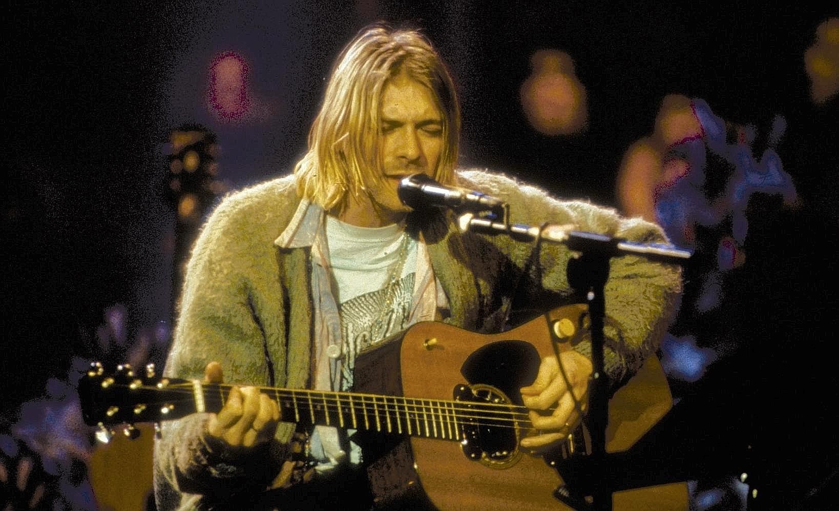 ... dieser junge Mann, der 1993 die Strickjacke wieder en vogue machte. Kurt Cobain war zwar nicht der erste, der bei MTV Unplugged auftrat, aber das Konzert seiner Band Nirvana ist wohl eines der bekanntesten aus der Serie. Den Anfang machte übrigens Aerosmith - und zwar 1990.