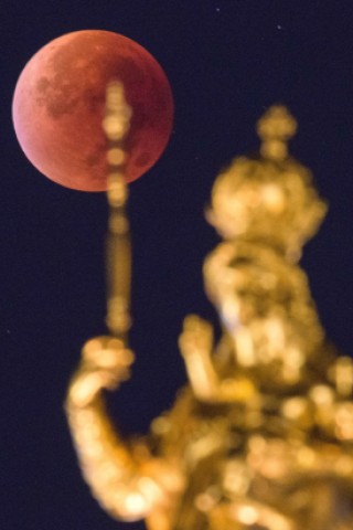 Aber auch in München zeigte sich der Blutmond in voller Schönheit.